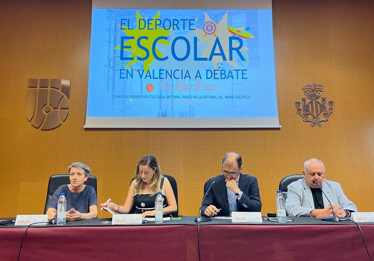 Los ponentes durante el debate.