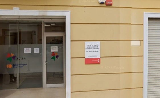 Fachada de uno de los edificios de servicios sociales de Ontinyent.