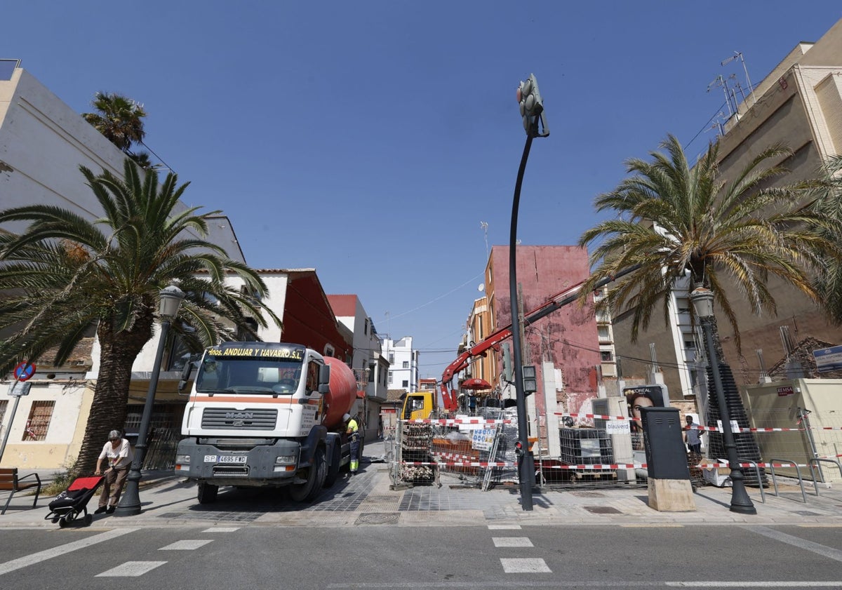 Imagen principal - Solar en obras en Doctor Lluch, creación de un unifamiliar en la calle de la Reina y la arquitecta Selba García-Clark, junto a su futura casa en Luis Despuig.