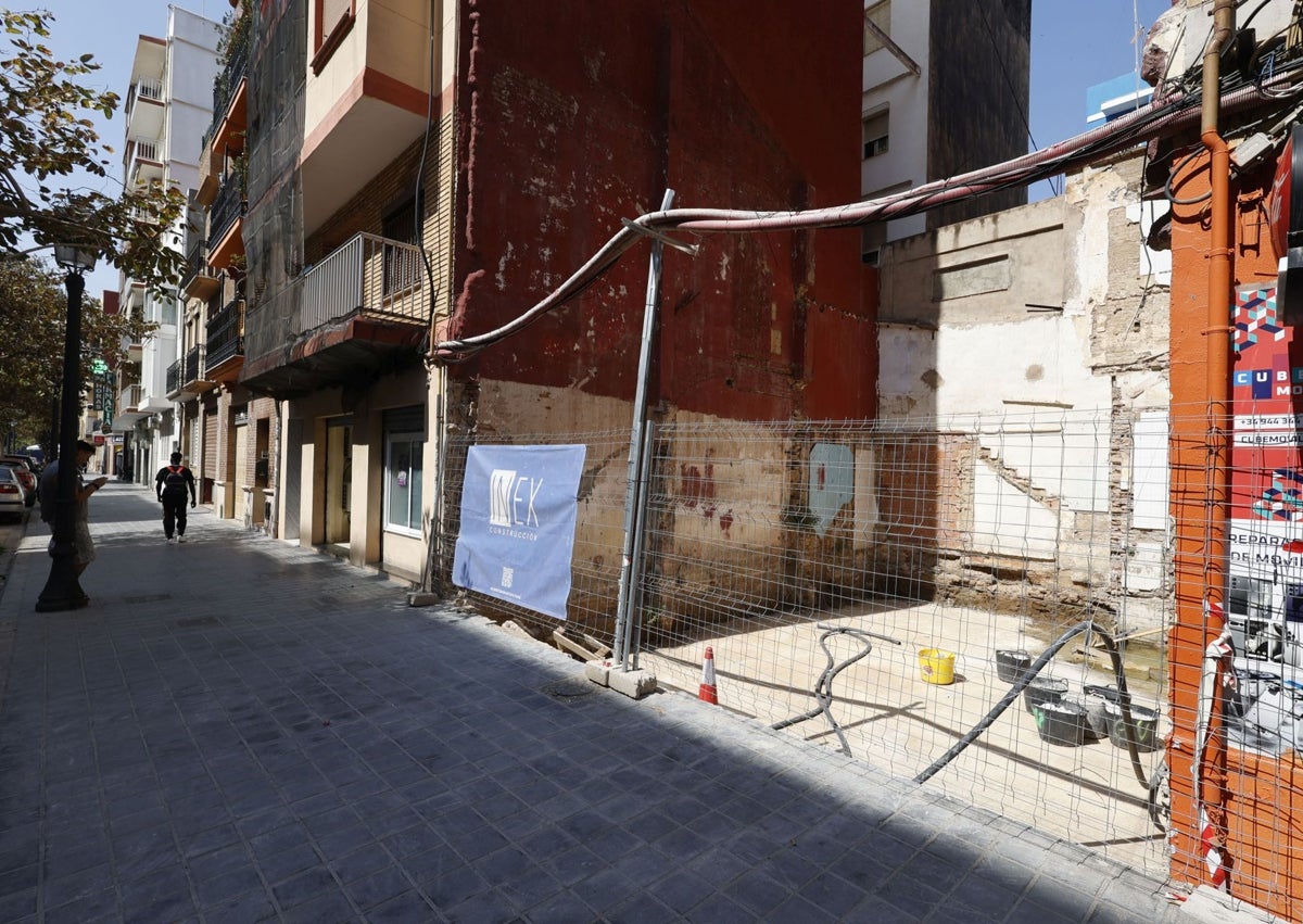 Imagen secundaria 1 - Solar en obras en Doctor Lluch, creación de un unifamiliar en la calle de la Reina y la arquitecta Selba García-Clark, junto a su futura casa en Luis Despuig.