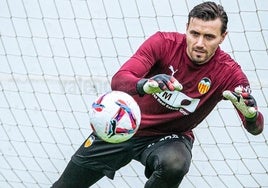 Dimitrievski, en un entrenamiento con el Valencia.
