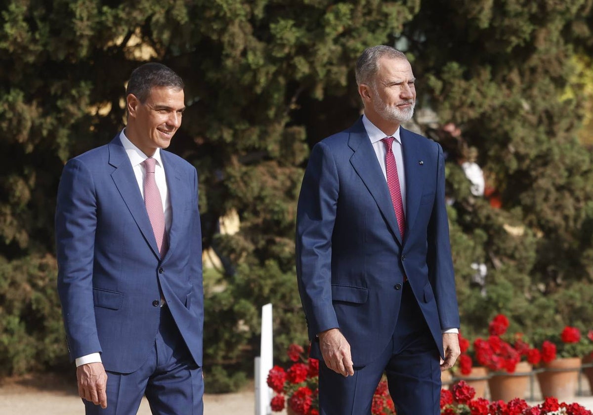 El presidente Sánchez con el rey Felipe V en la conferencia de presidentes.