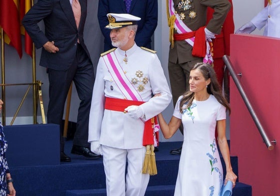 Letizia deslumbra en el desfile de las Fuerzas Armadas vestida de blanco