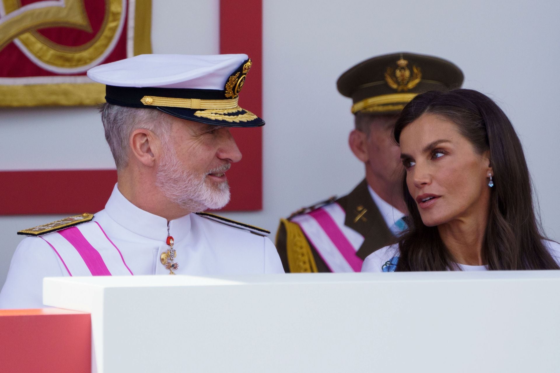 Letizia deslumbra en el desfile de las Fuerzas Armadas vestida de blanco