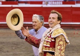 Imagen de archivo de Román dando la vuelta al ruedo tras un triunfo.