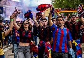 La afición del Levante anima en la llegada del equipo.