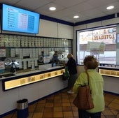 Jugadores en una administración para comprar La Bonoloto.