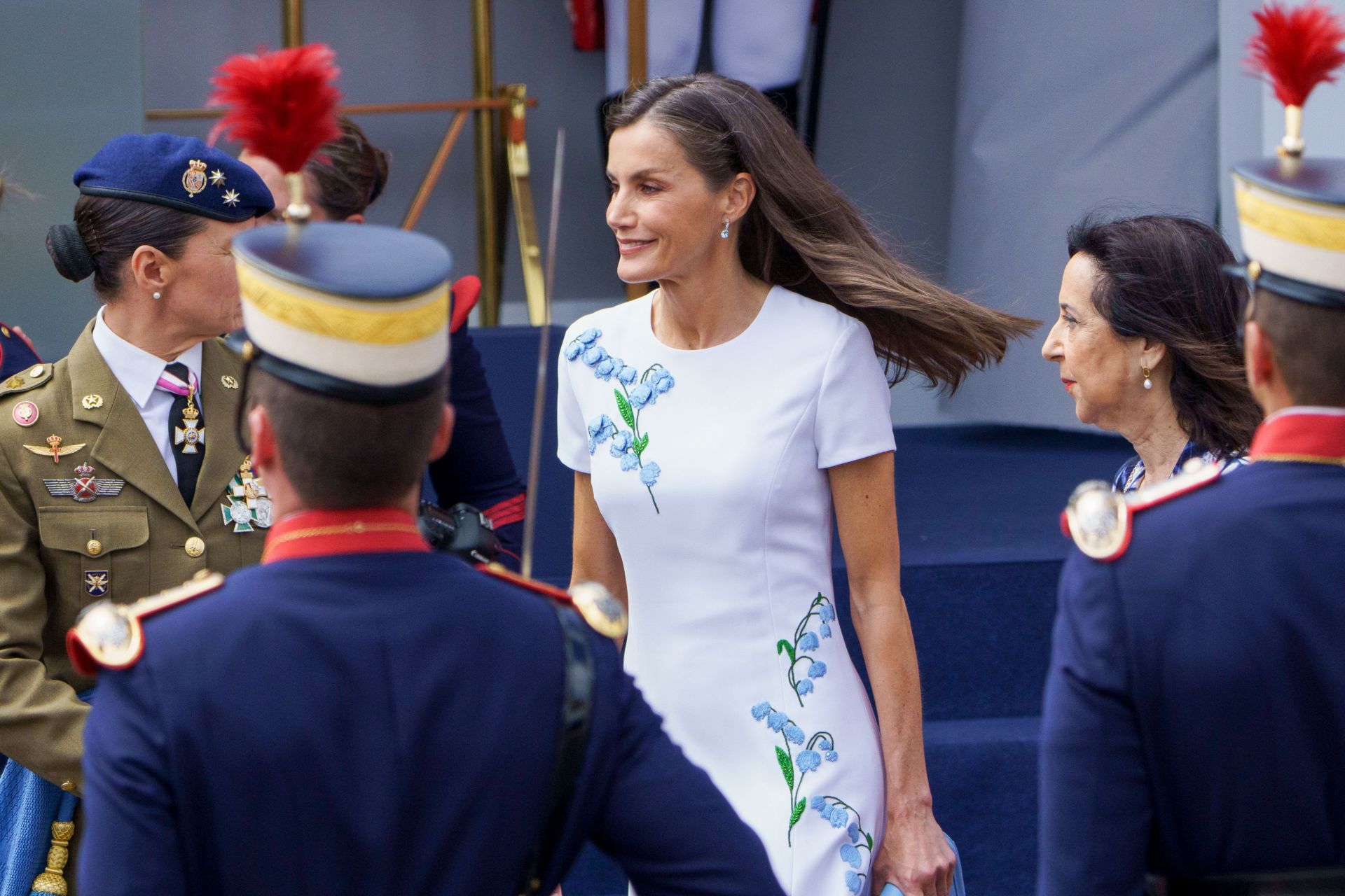 Letizia deslumbra en el desfile de las Fuerzas Armadas vestida de blanco