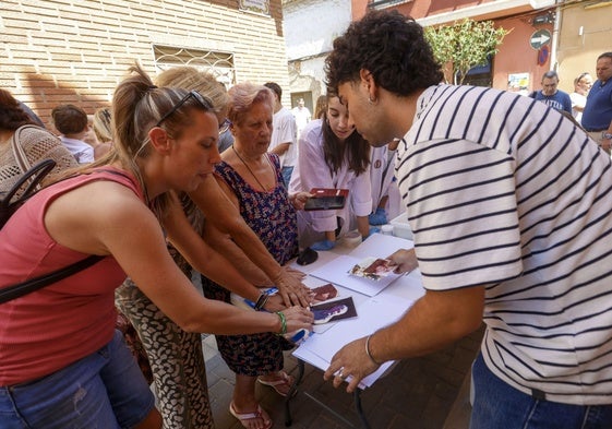 Vecinas observan el proceso de recuperación de las fotografías que realiza la UPV.
