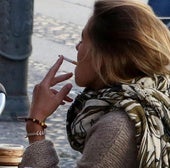 Una mujer fumando un cigarrillo.