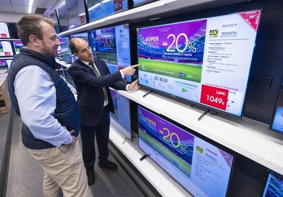 Un cliente se interesa por un aparato de televisión.