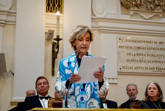 Soledad Sevilla, leyendo su discurso de ingreso en San Fernando.
