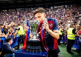 Álex Forés besa la copa de campeones de LaLiga Hypermotion.
