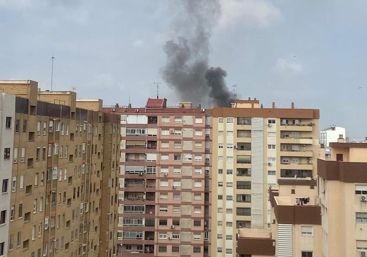 Un incendio obliga a desalojar a unos 40 vecinos de un edificio de 14 plantas en el barrio de Campanar de Valencia