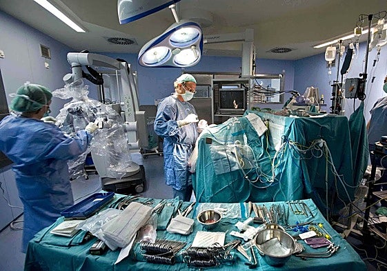 Equipo médico de quirófano en un imagen de archivo.