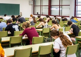 La RACV y escritores valencianos cargan contra la prueba de lengua valenciana de la PAU: «Igual que en las peores dictaduras»
