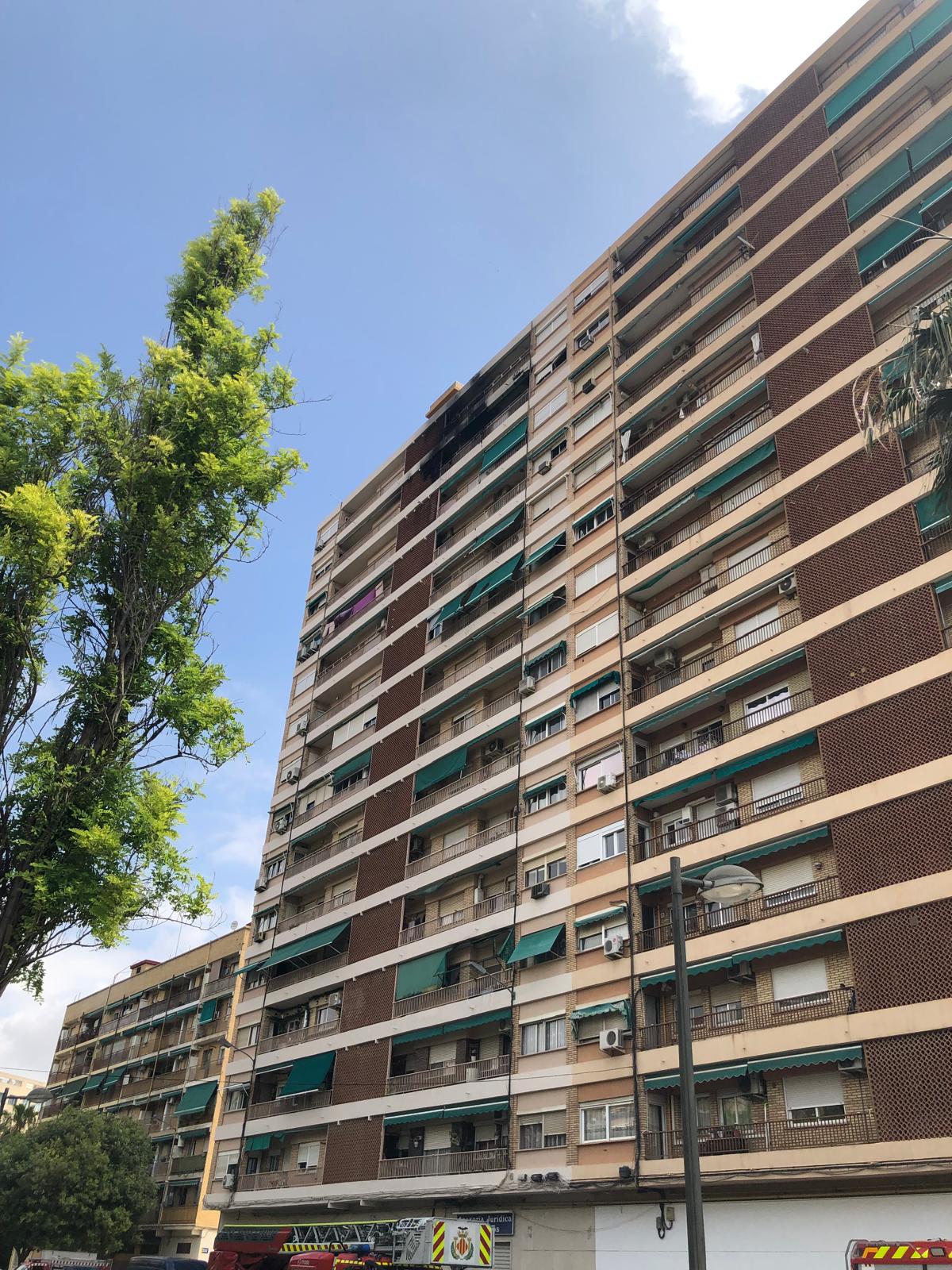 FOTOS | Un incendio en Campanar obliga a desalojar un edificio de 14 plantas