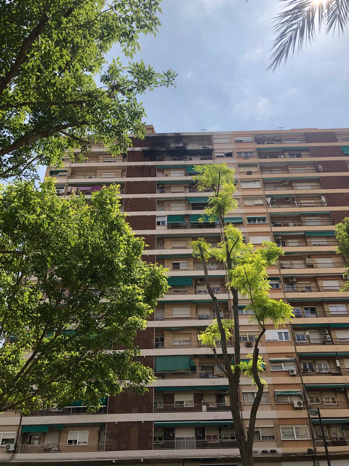 FOTOS | Un incendio en Campanar obliga a desalojar un edificio de 14 plantas