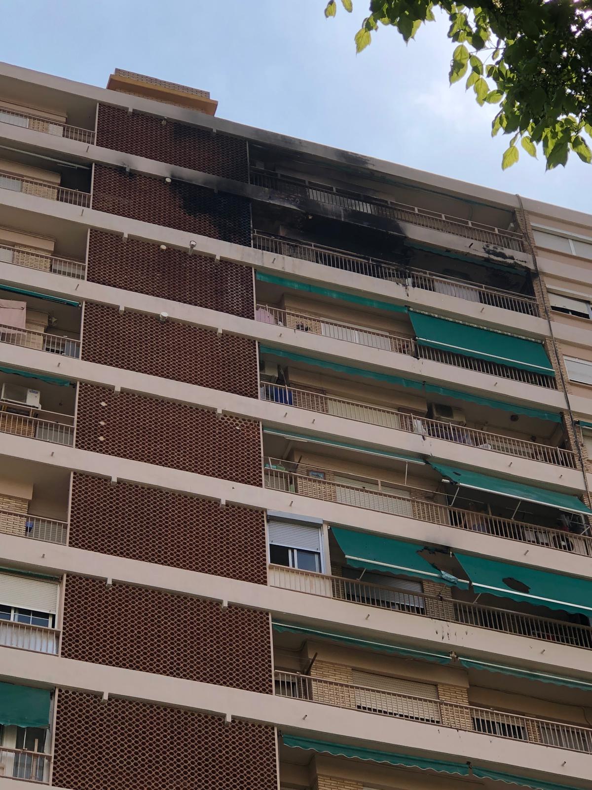 FOTOS | Un incendio en Campanar obliga a desalojar un edificio de 14 plantas