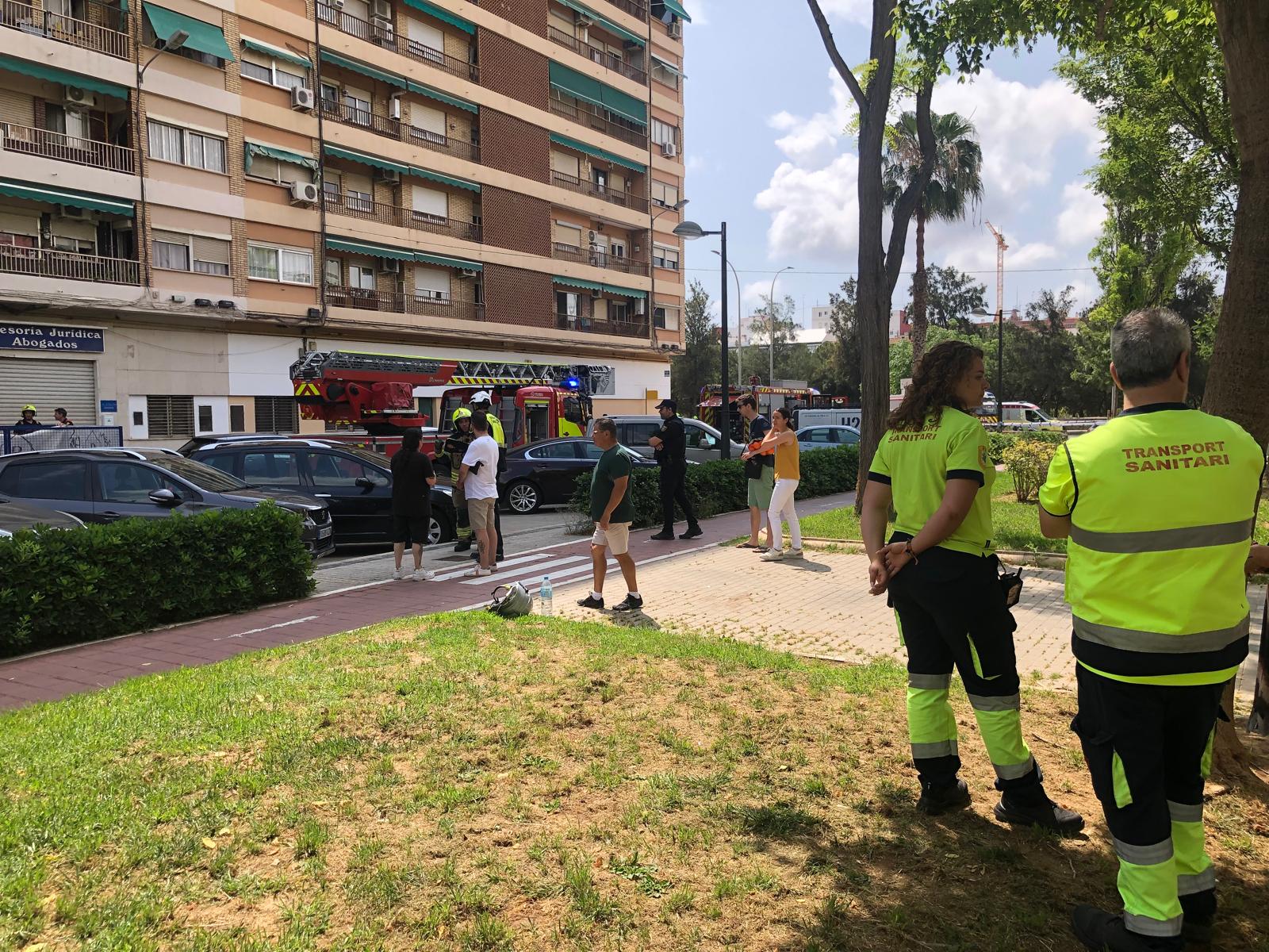 FOTOS | Un incendio en Campanar obliga a desalojar un edificio de 14 plantas