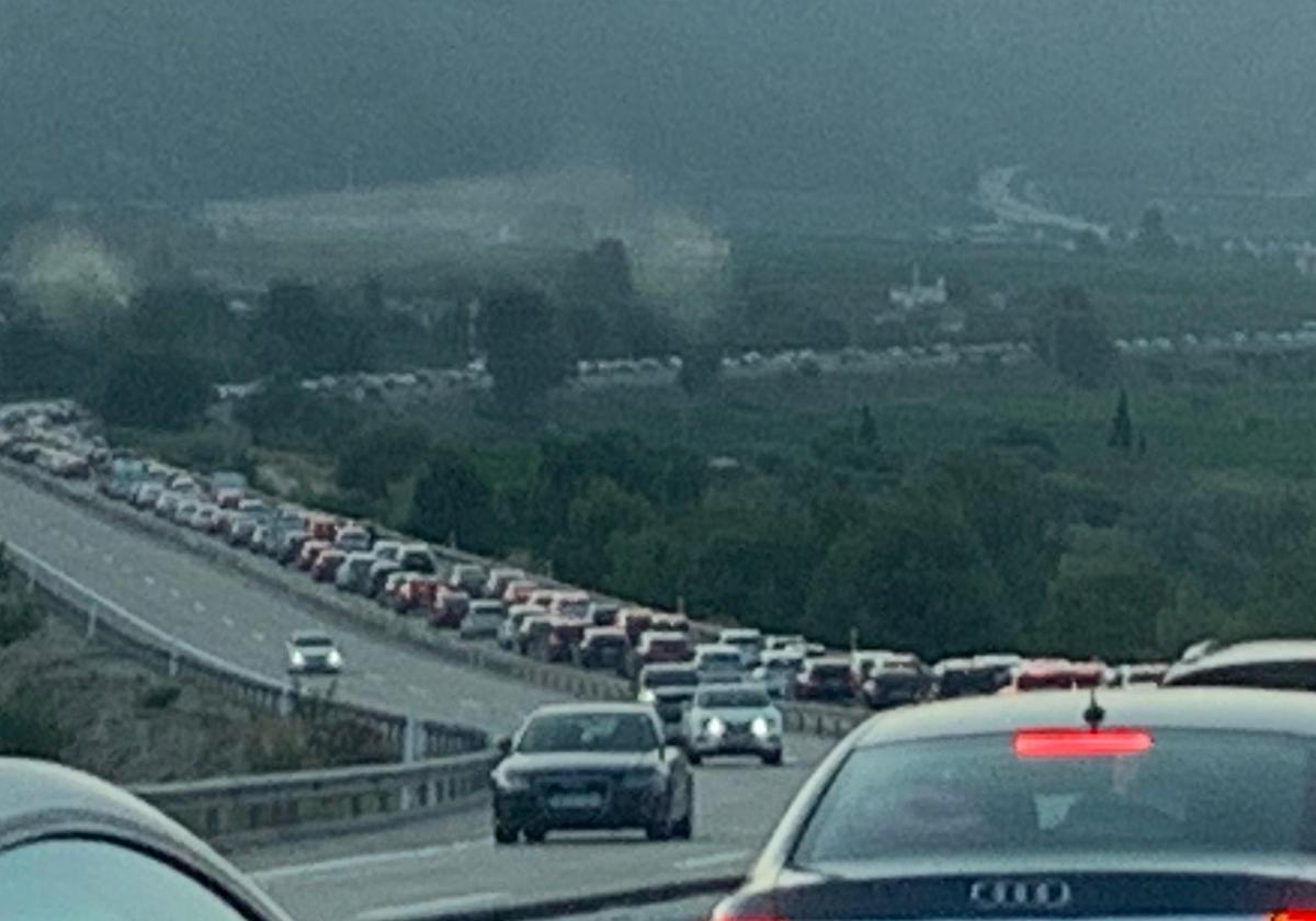 Atasco en la AP-7 antes del túnel de Xeresa este domingo.