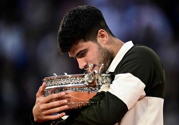 Alcaraz abraza el trofeo de Roland Garros.