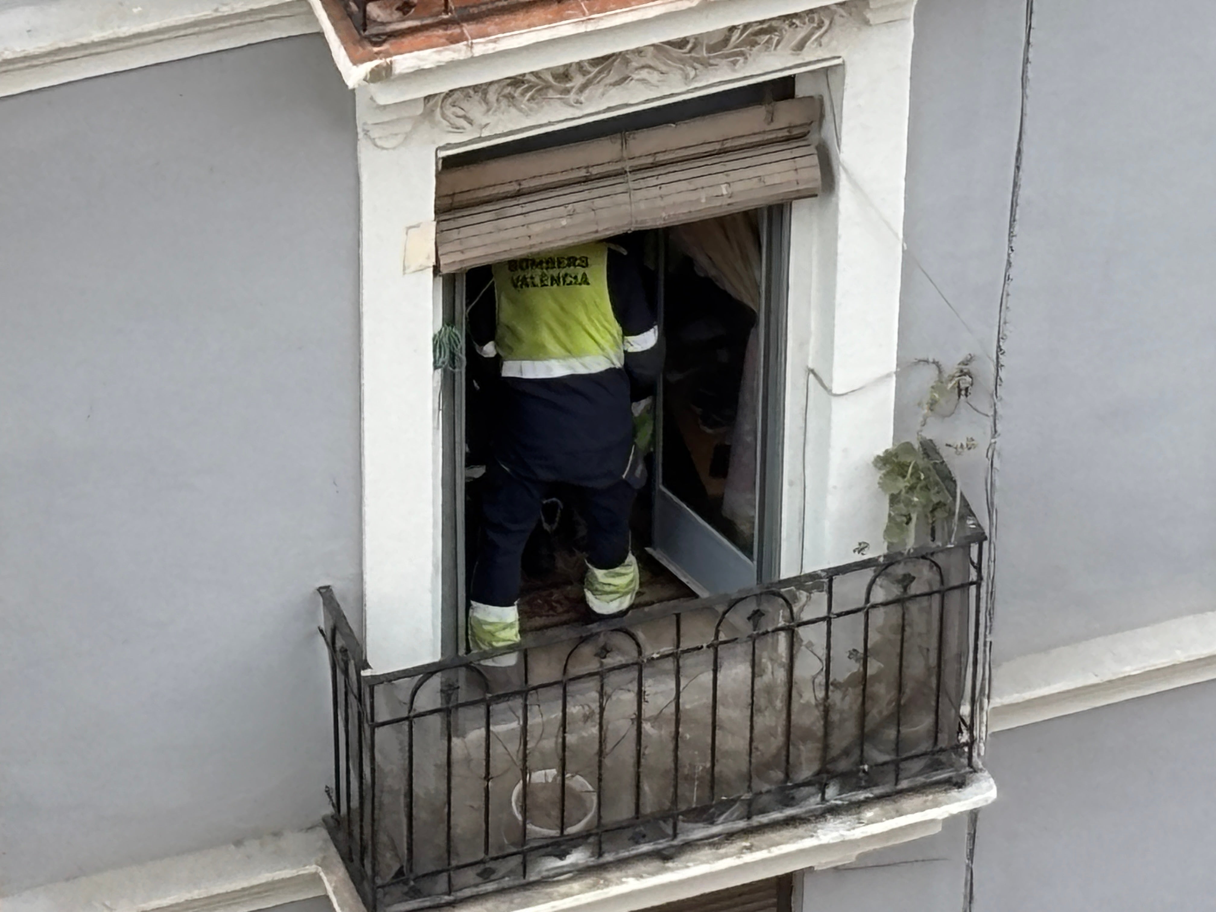 Imagen secundaria 1 - Secuencia del rescate del hombre caído en su domicilio.