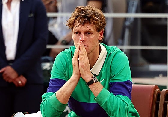 Jannik Sinner, con gesto serio.