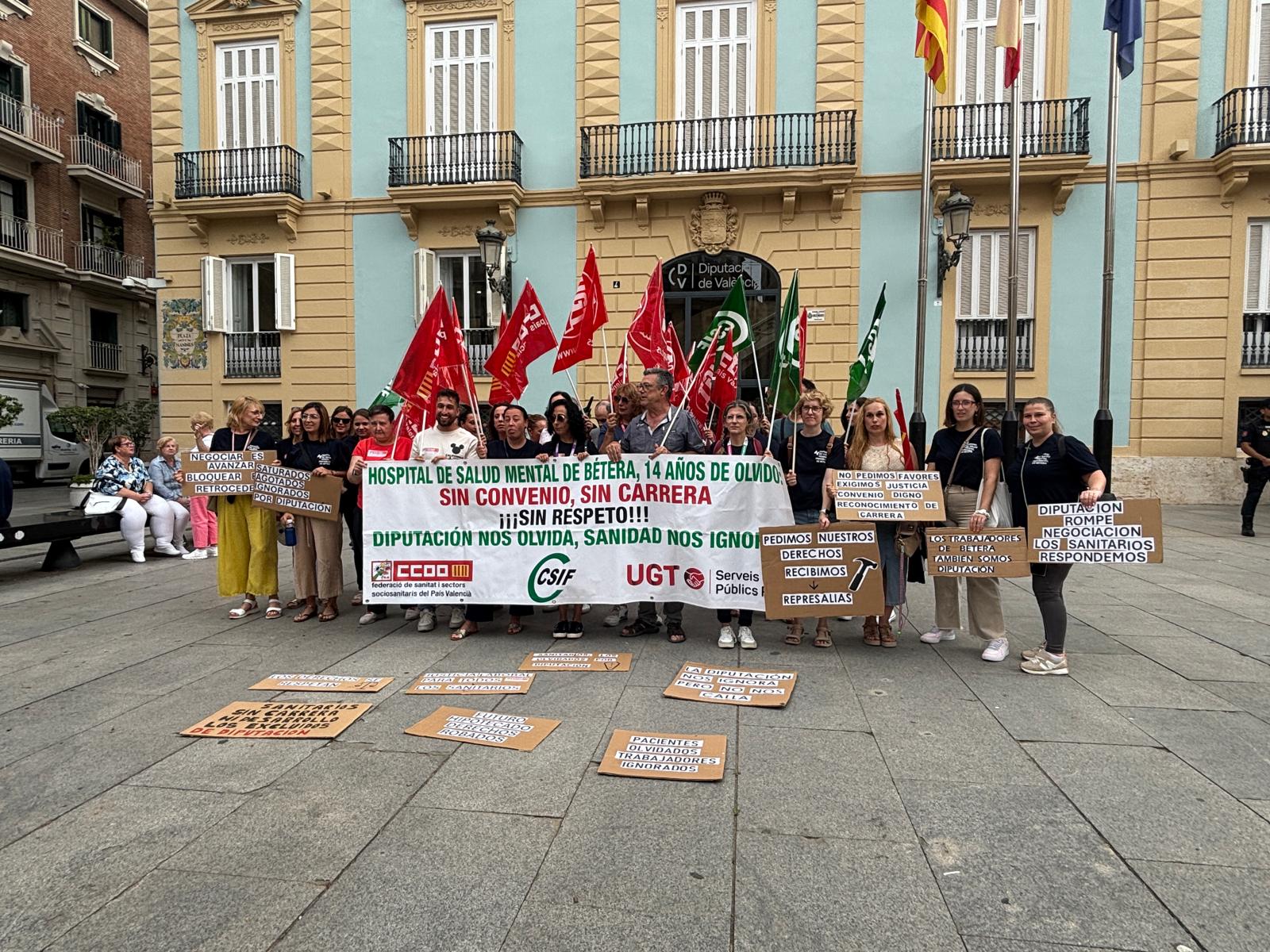 El personal del Hospital de Salud Mental Provincial de Bétera protesta ante la Diputación por sus malas condiciones laborales