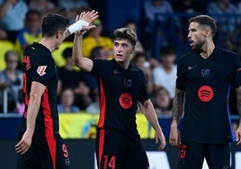 Pablo Torre, en el centro, junto a Robert Lewandowski e Íñigo Martínez.