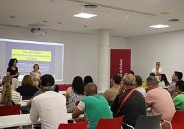 La alcaldesa, Cristina Mora, con los trabajadores.