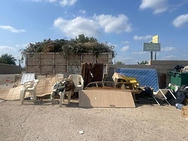 Uno de los vertederos ilegales junto a un contenedor.