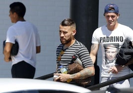 Nicolás Otamendi, Rodrigo de Paul y Enzo Pérez, saliendo de la Ciudad Deportiva de Paterna, durante su etapa en el Valencia, en una imagen de archivo.