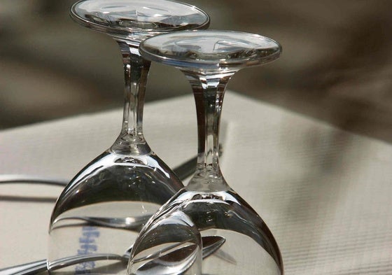 Copas en la mesa de un restaurante.