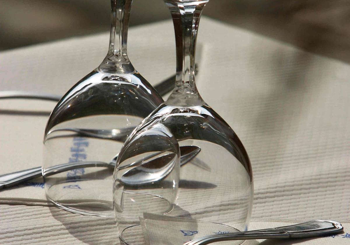 Copas en la mesa de un restaurante.