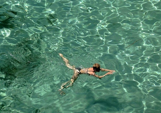 Mujer se desliza por las aguas transparentes del mar Mediterráneo.