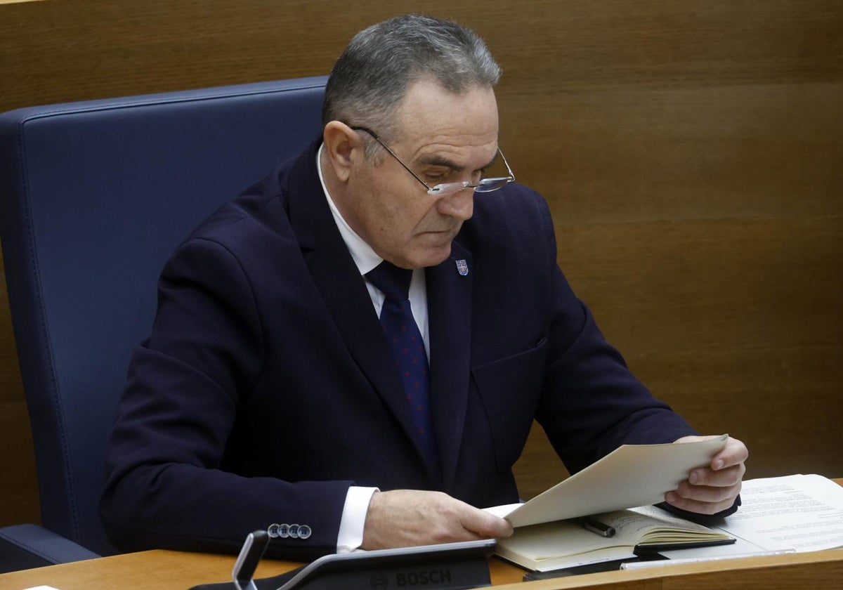 Gan Pampols lee un documento en Les Corts.