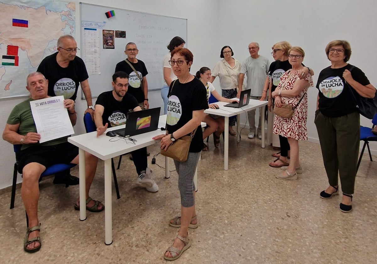 Vecinos de Orriols ayudan a sus mayores a votar los presupuestos participativos 2025 de Valencia