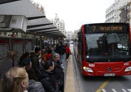 Un autobús se acerca a una parada.
