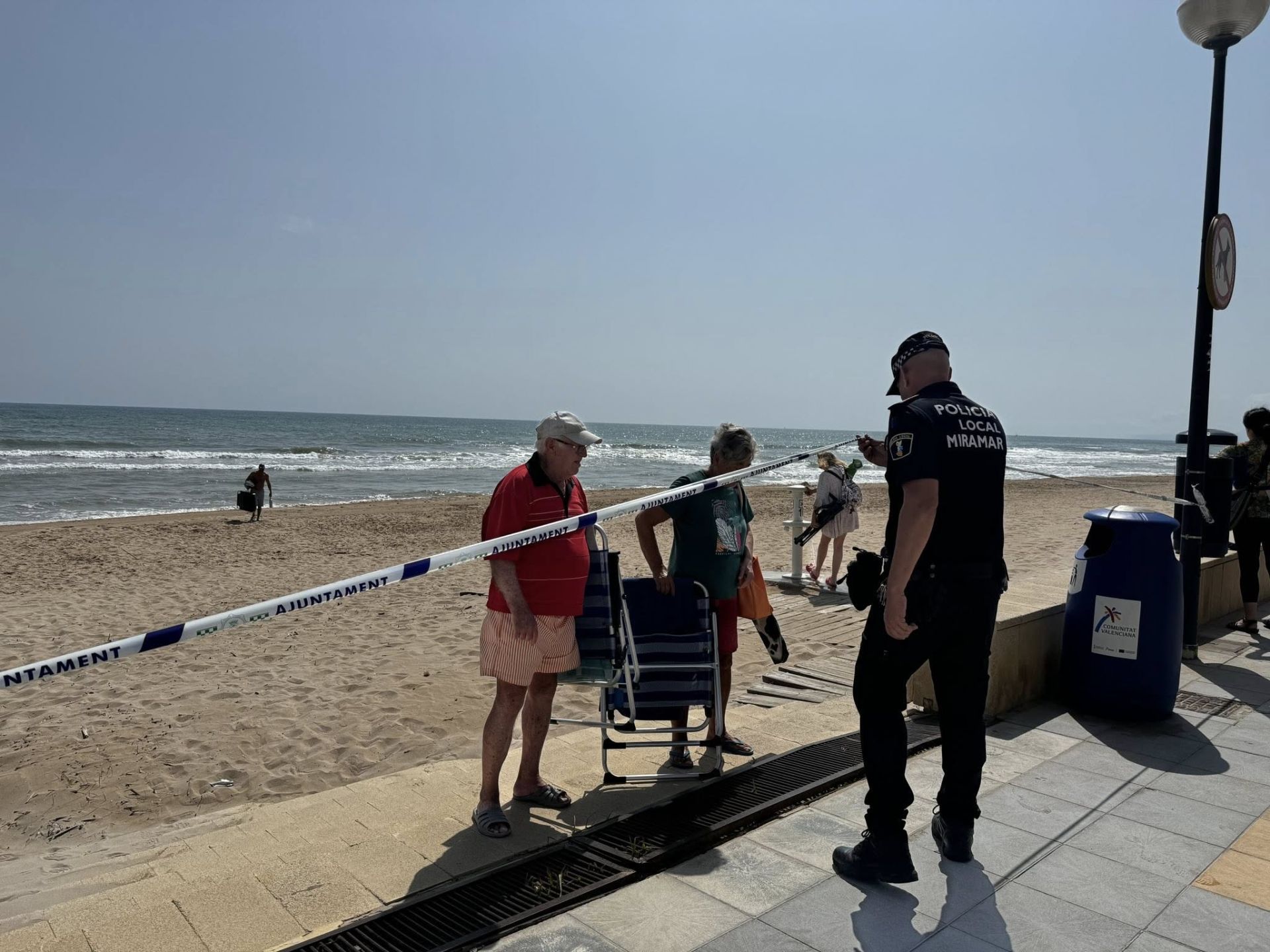 Cinco pueblos de la Safor cierran sus playas tras hallar un material desconocido en la arena