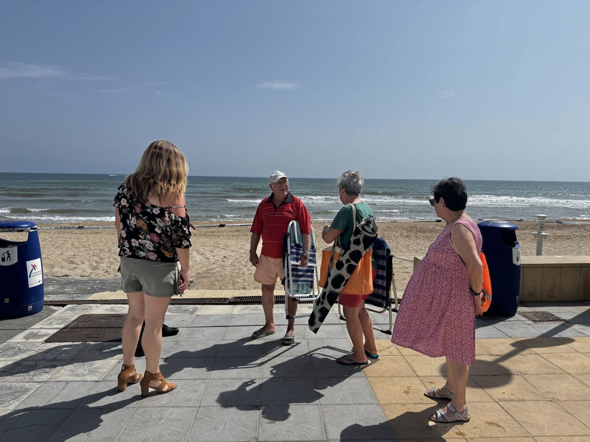 Cinco pueblos de la Safor cierran sus playas tras hallar un material desconocido en la arena