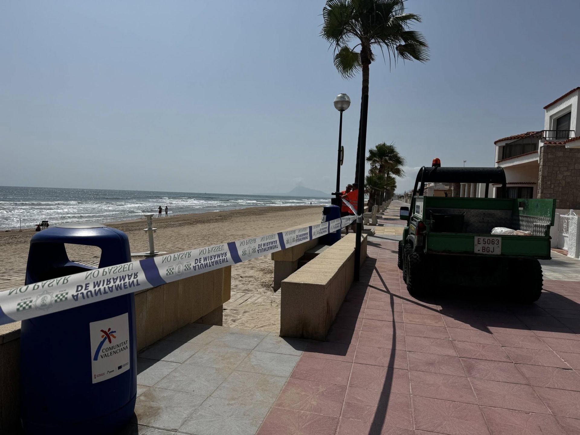 Cinco pueblos de la Safor cierran sus playas tras hallar un material desconocido en la arena