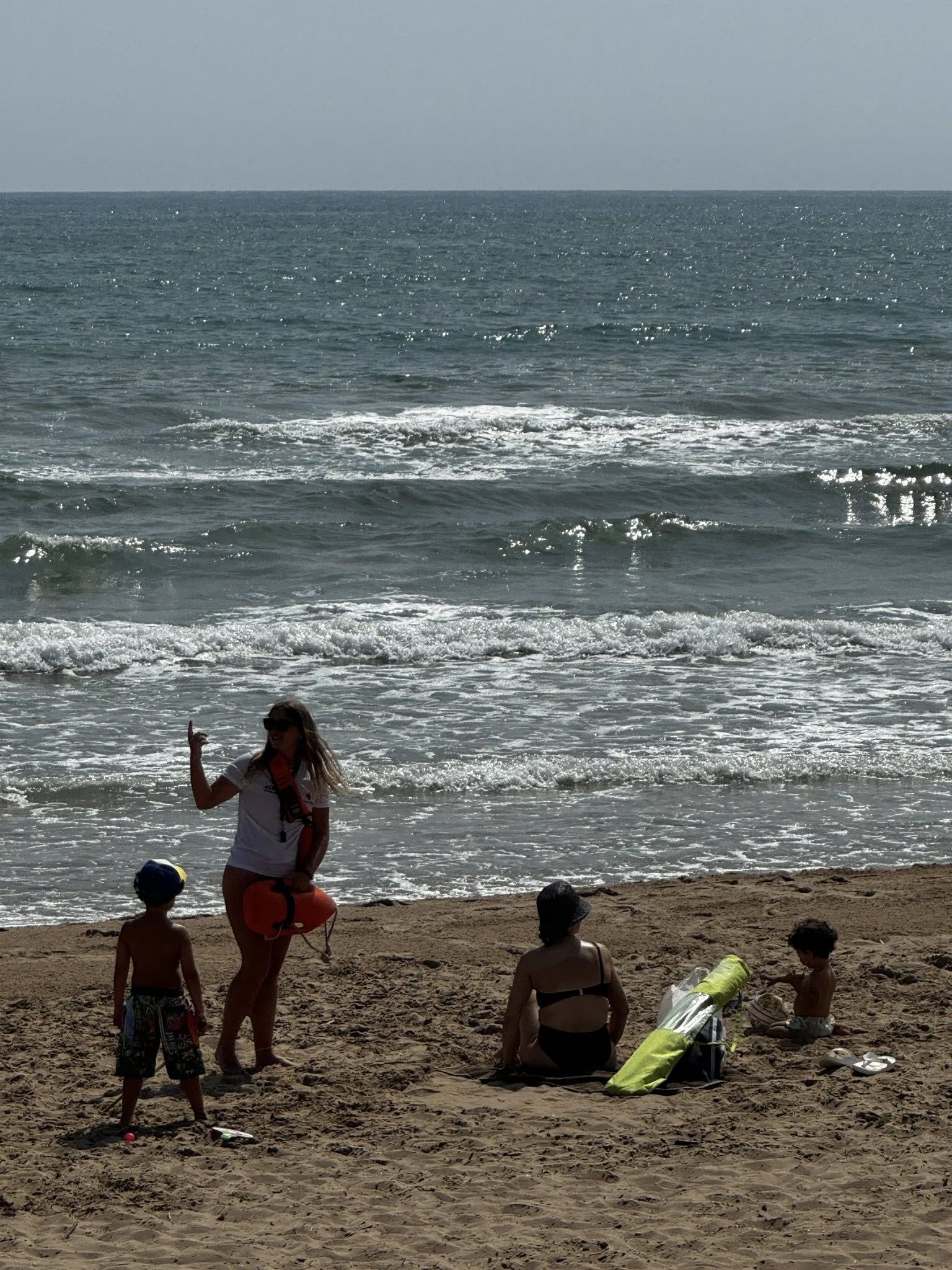 Cinco pueblos de la Safor cierran sus playas tras hallar un material desconocido en la arena