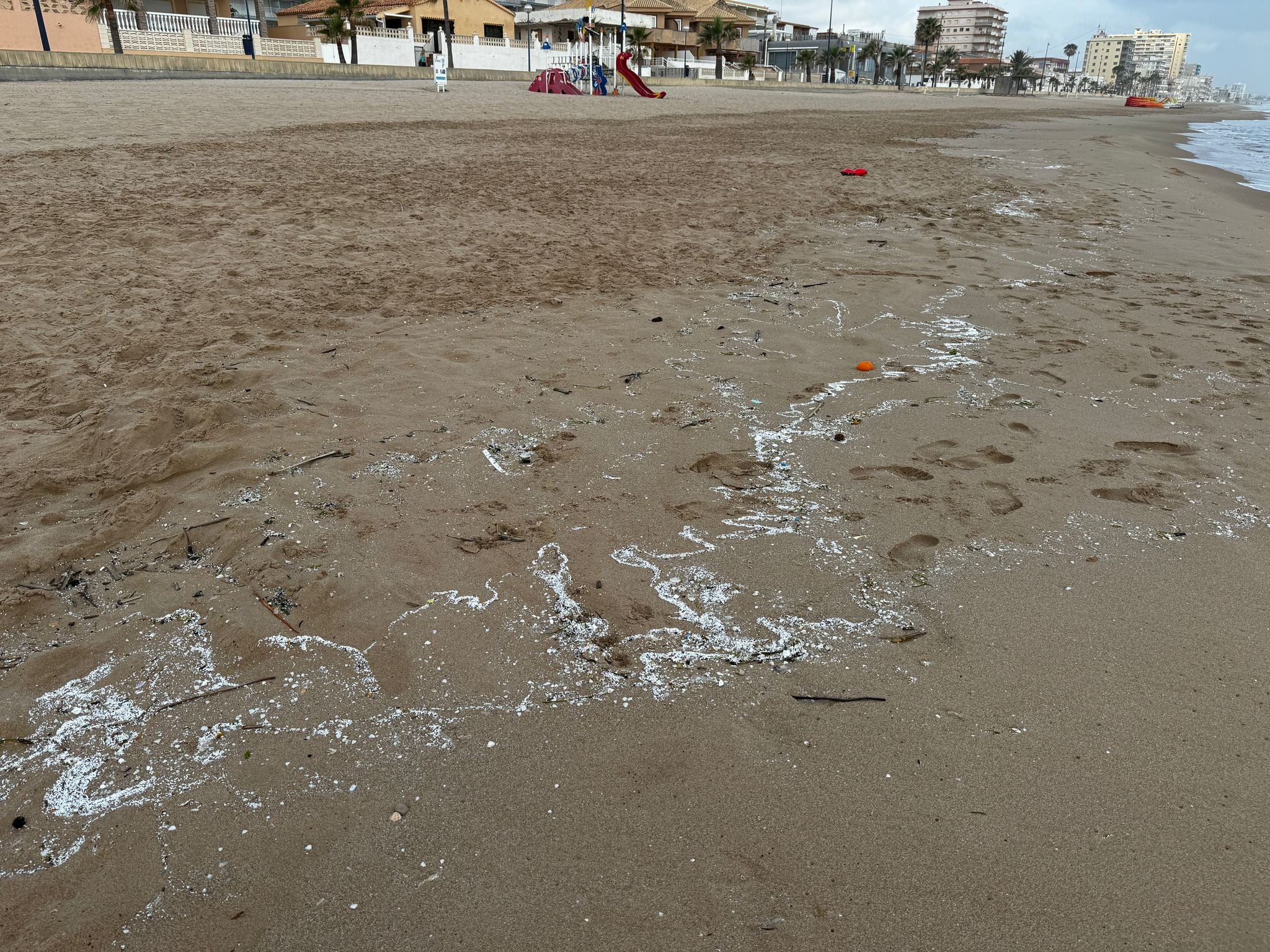 Cinco pueblos de la Safor cierran sus playas tras hallar un material desconocido en la arena