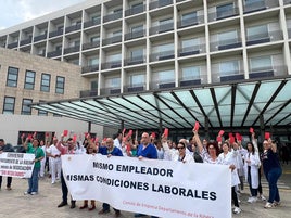 Protesta del personal subrogado del Hospital de la Ribera.