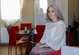 Ana Carrión, en el salón de su casa, antes de la entrevista.