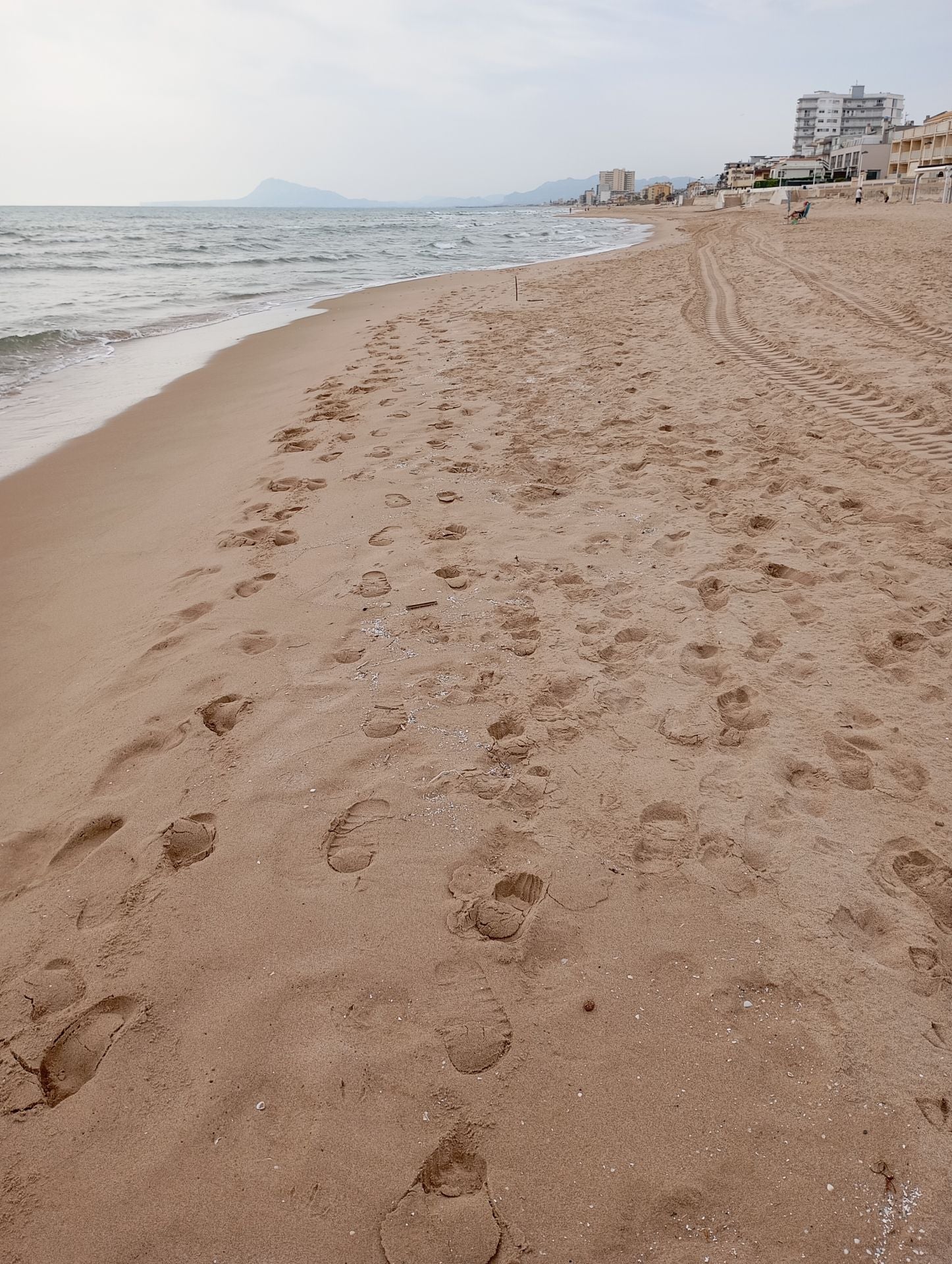 Siete playas de la Safor siguen cerradas a la espera de los resultados de los análisis del vertido