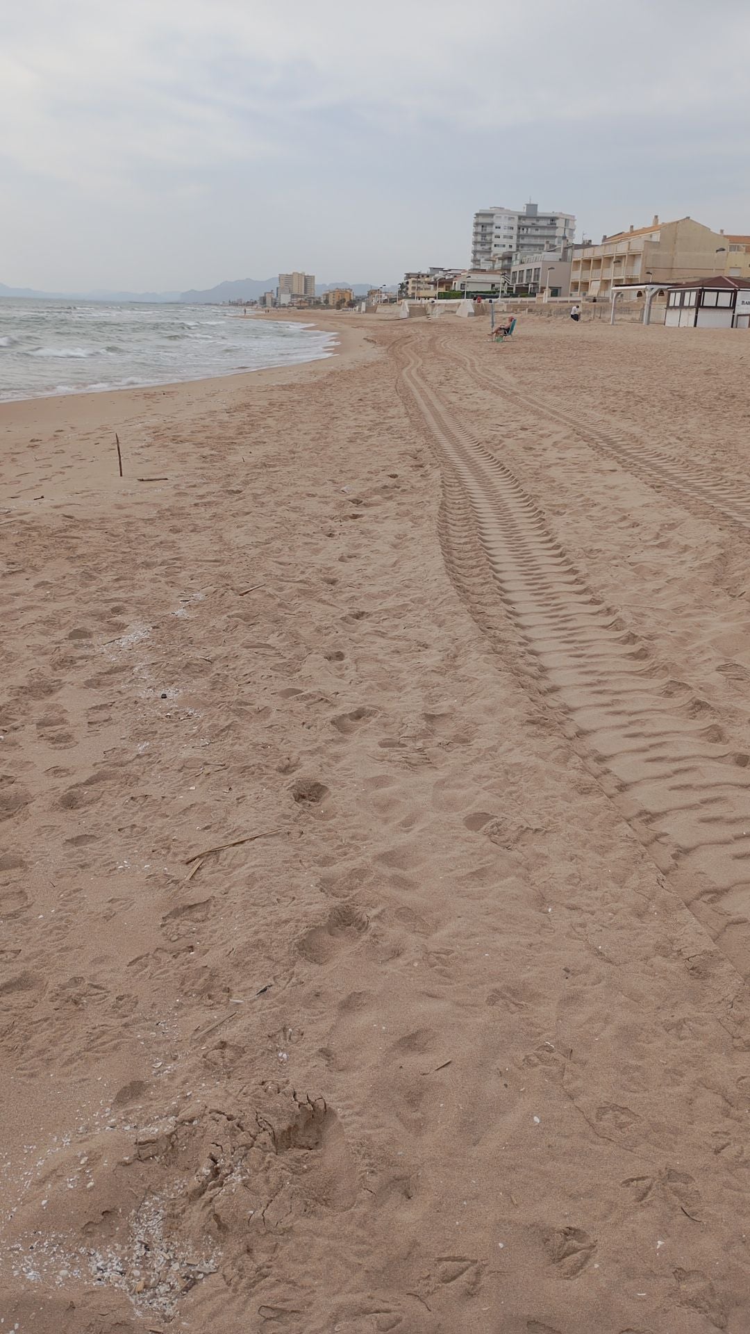 Siete playas de la Safor siguen cerradas a la espera de los resultados de los análisis del vertido