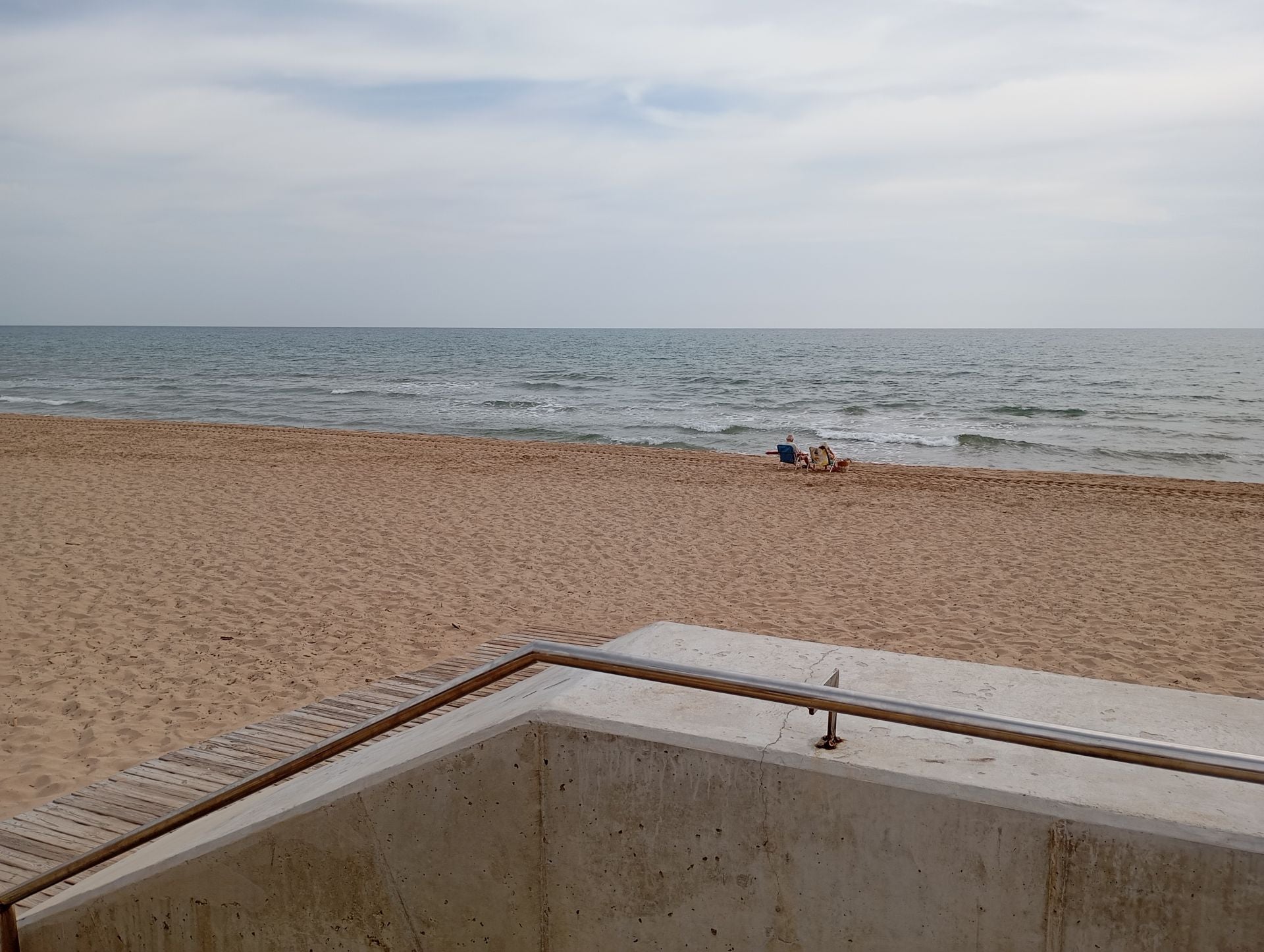 Siete playas de la Safor siguen cerradas a la espera de los resultados de los análisis del vertido