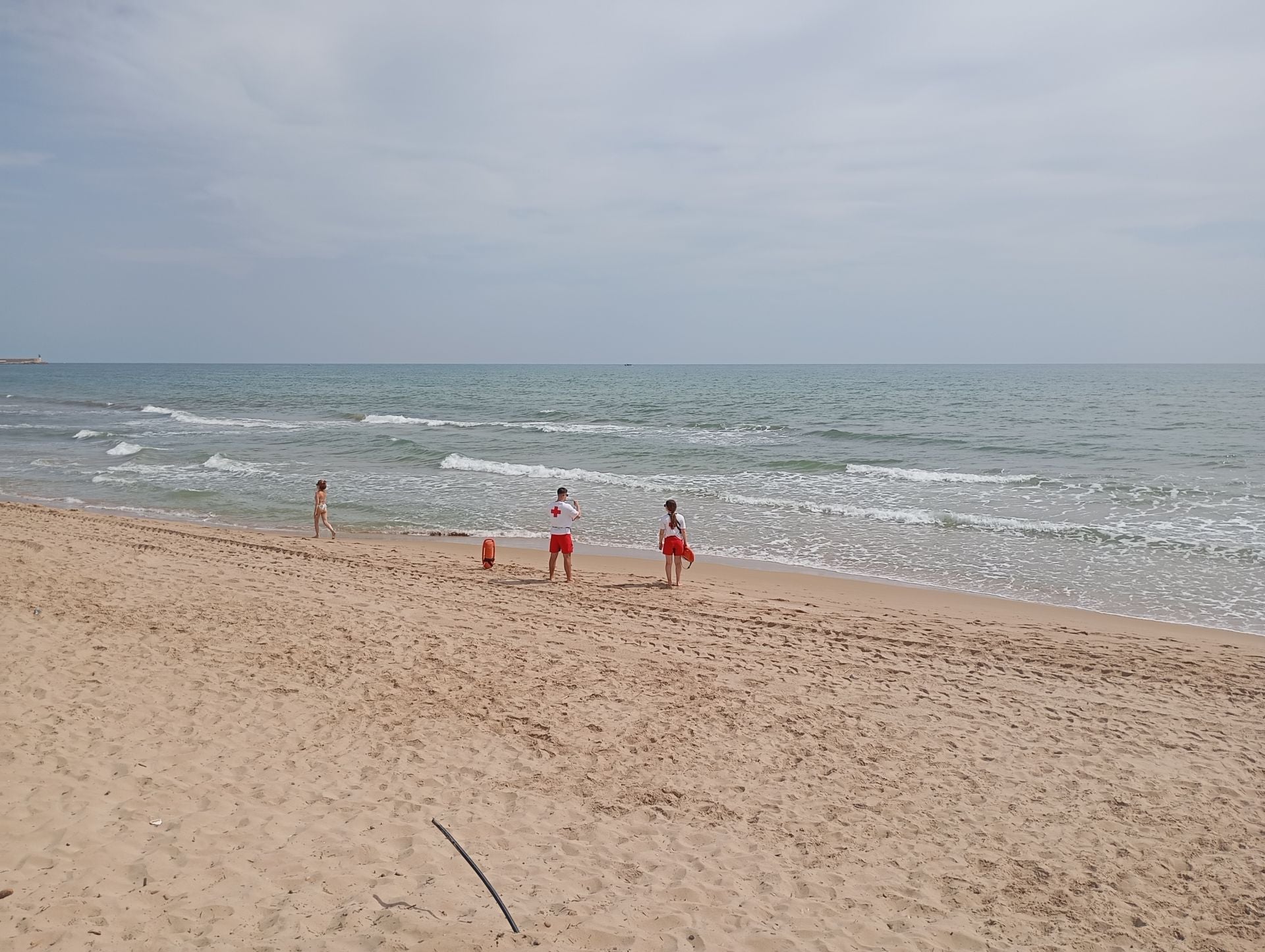 Siete playas de la Safor siguen cerradas a la espera de los resultados de los análisis del vertido